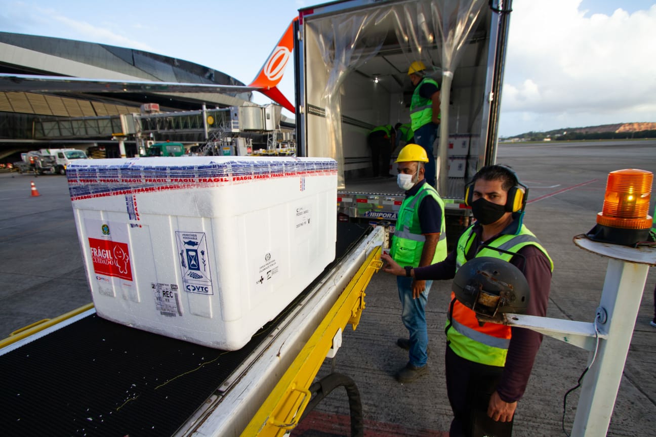 Em um só dia, Pernambuco recebe mais de 411 mil doses de vacina