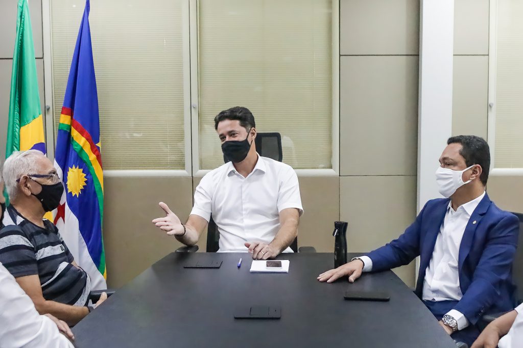 Anderson e Yves trocam informações sobre obras