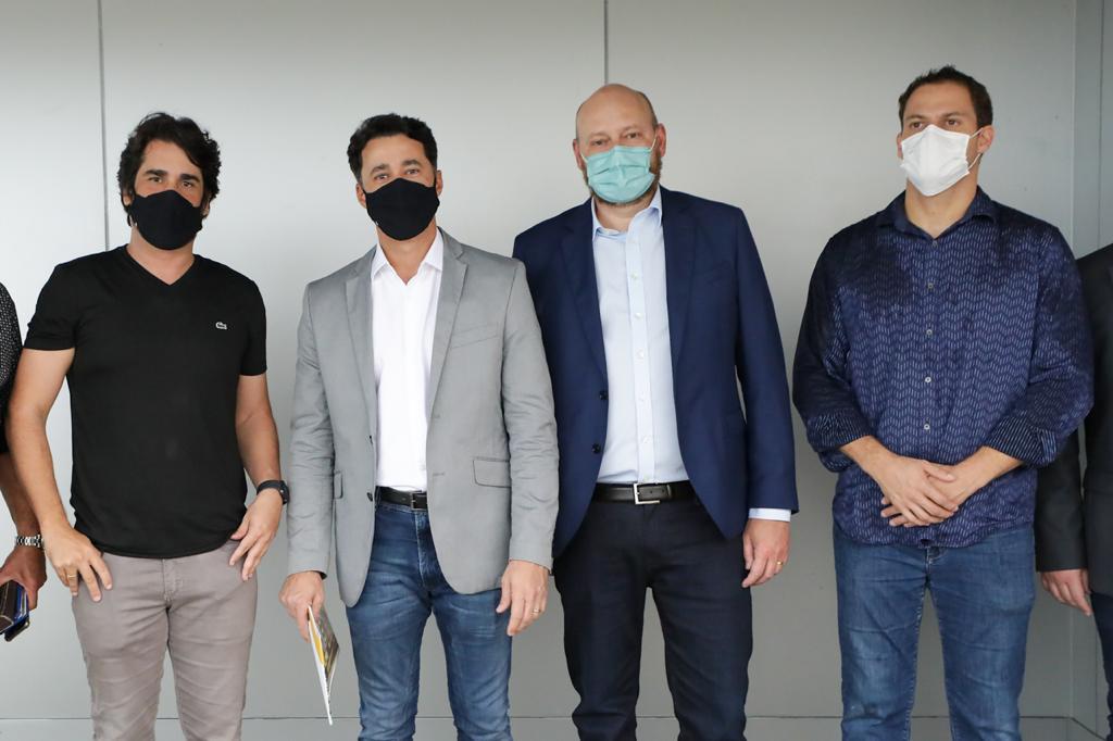 Anderson visita obra de hotel que será instalado na beira mar