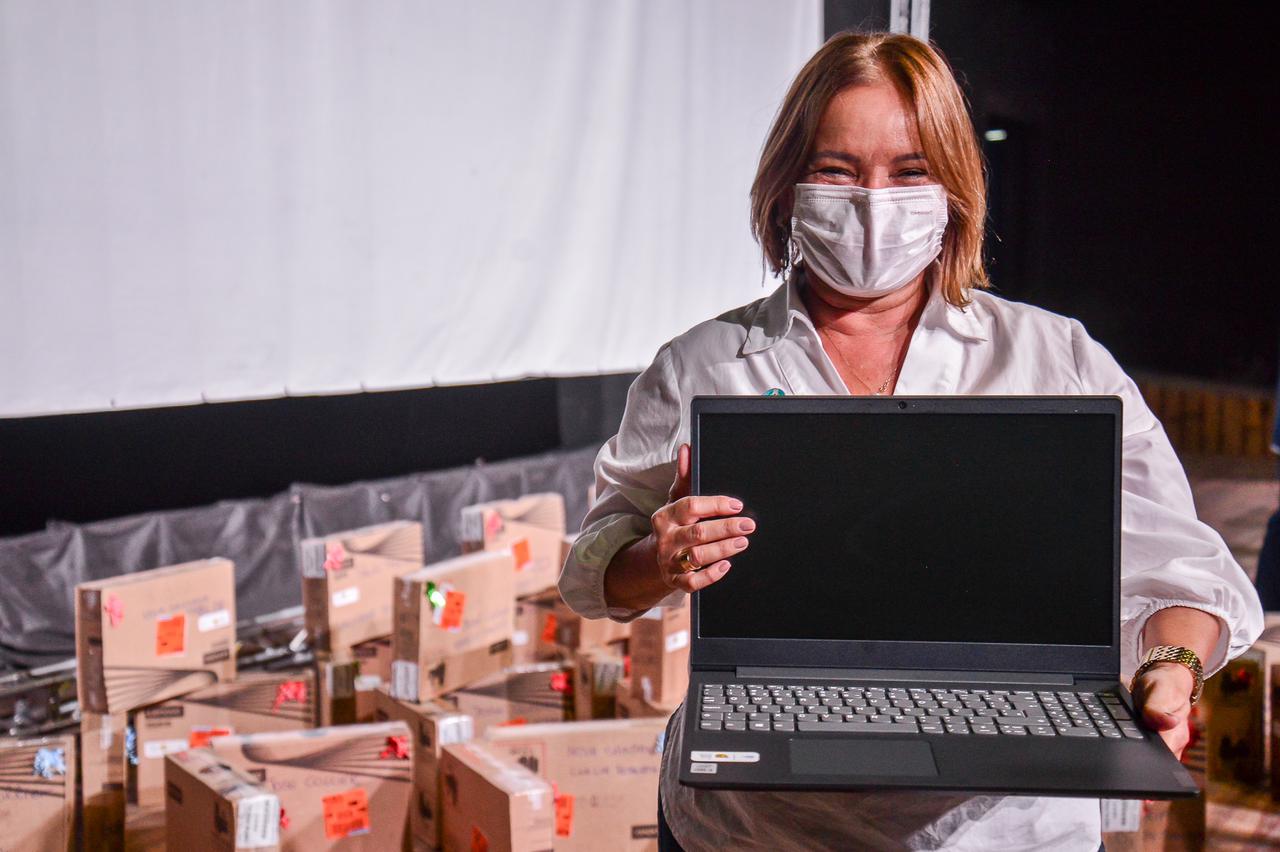 Nadegi inicia entrega de 344 computadores para professores