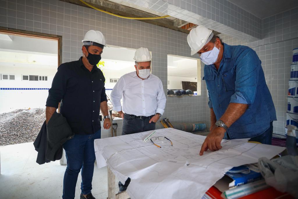 Alcides Teixeira Neto e Augusto Coutinho visitam obra de creche