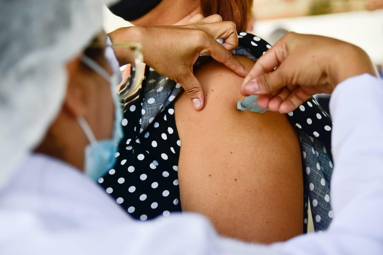 Caruaru inicia agendamento para vacinar pessoas com 26 anos