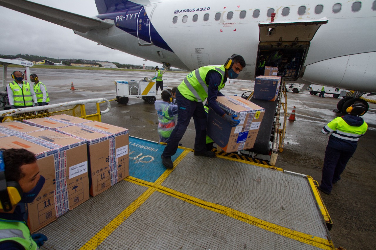 Lote com 45.630 doses de vacinas da Pfizer chega a Pernambuco