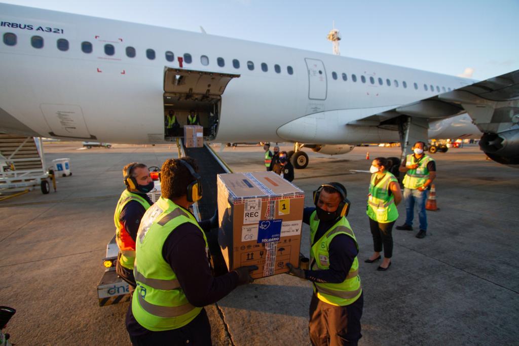 Novo lote com 71.370 doses da Pfizer chega a Pernambuco