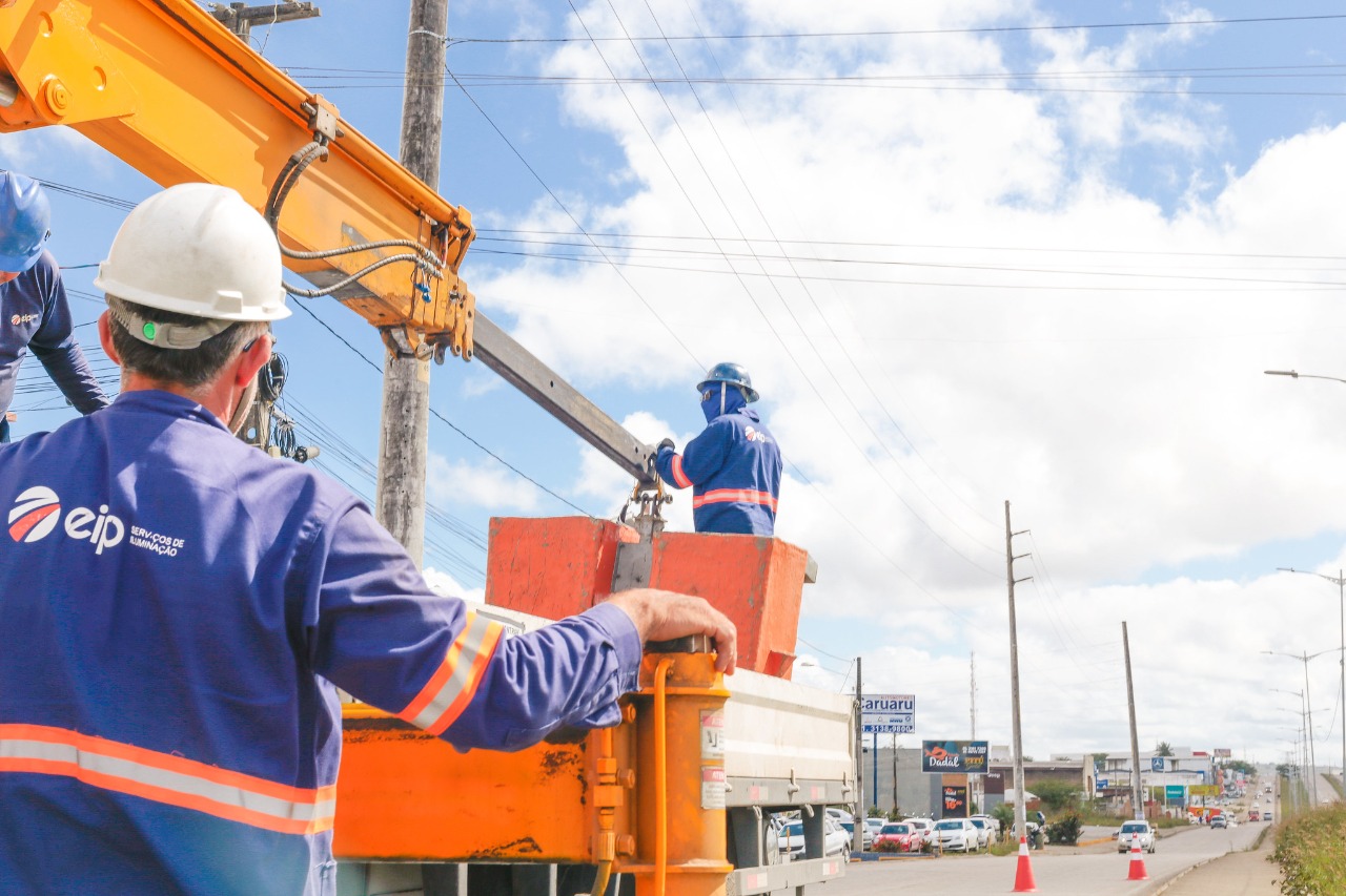 Em Caruaru, iluminação de LED é instalada na via local da BR-104