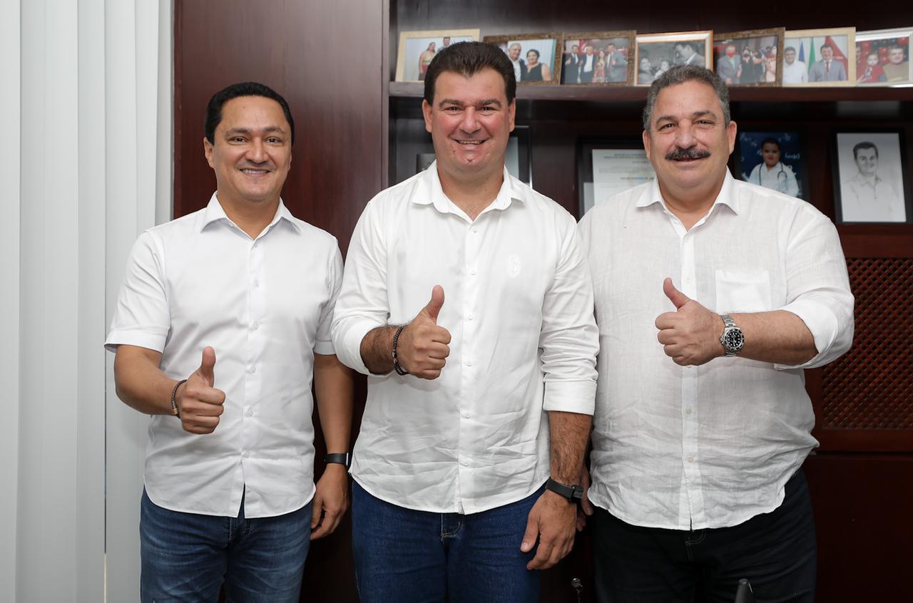 Deputados acompanham entrega de cestas básicas em Sairé