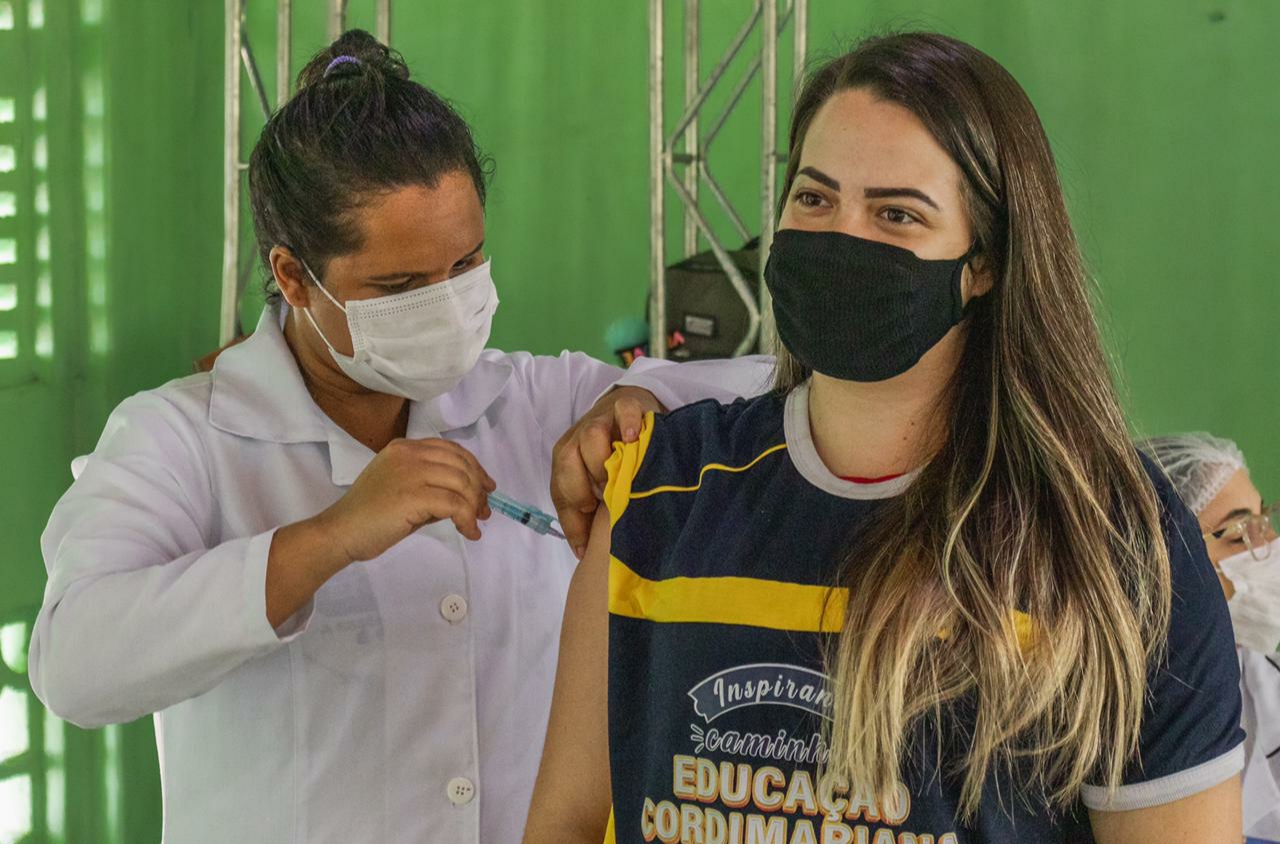 Bezerros reduz faixa etária de vacinação contra Covid-19