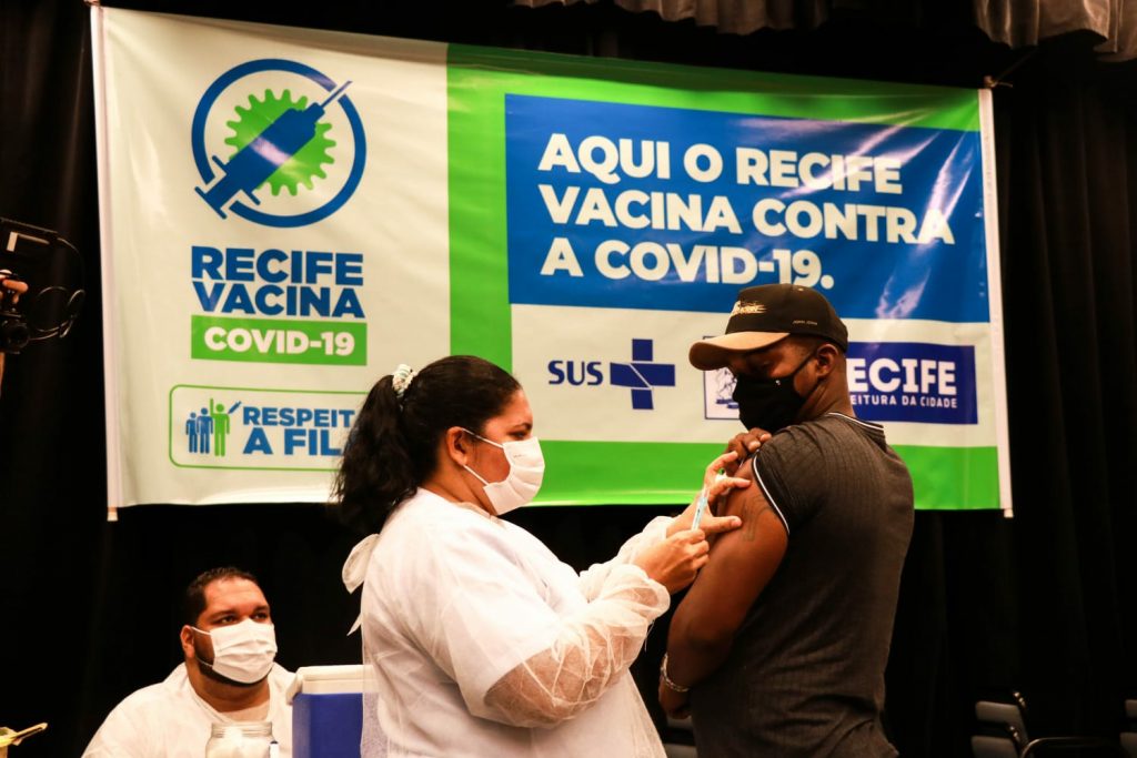 Recife abre vacinação para pessoas com 23 anos ou mais