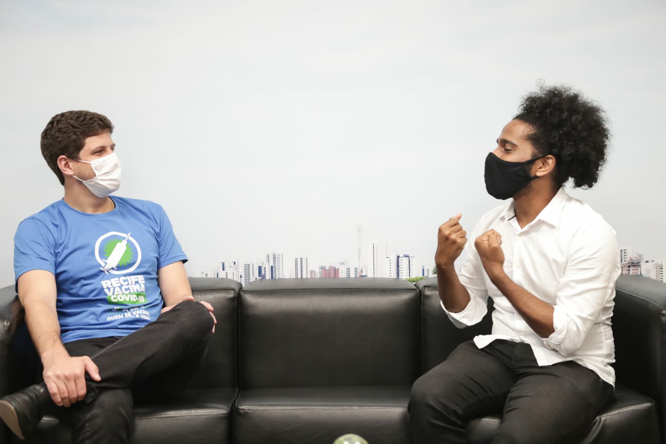 João Campos recebe jovem aprovado em nove universidades nos EUA