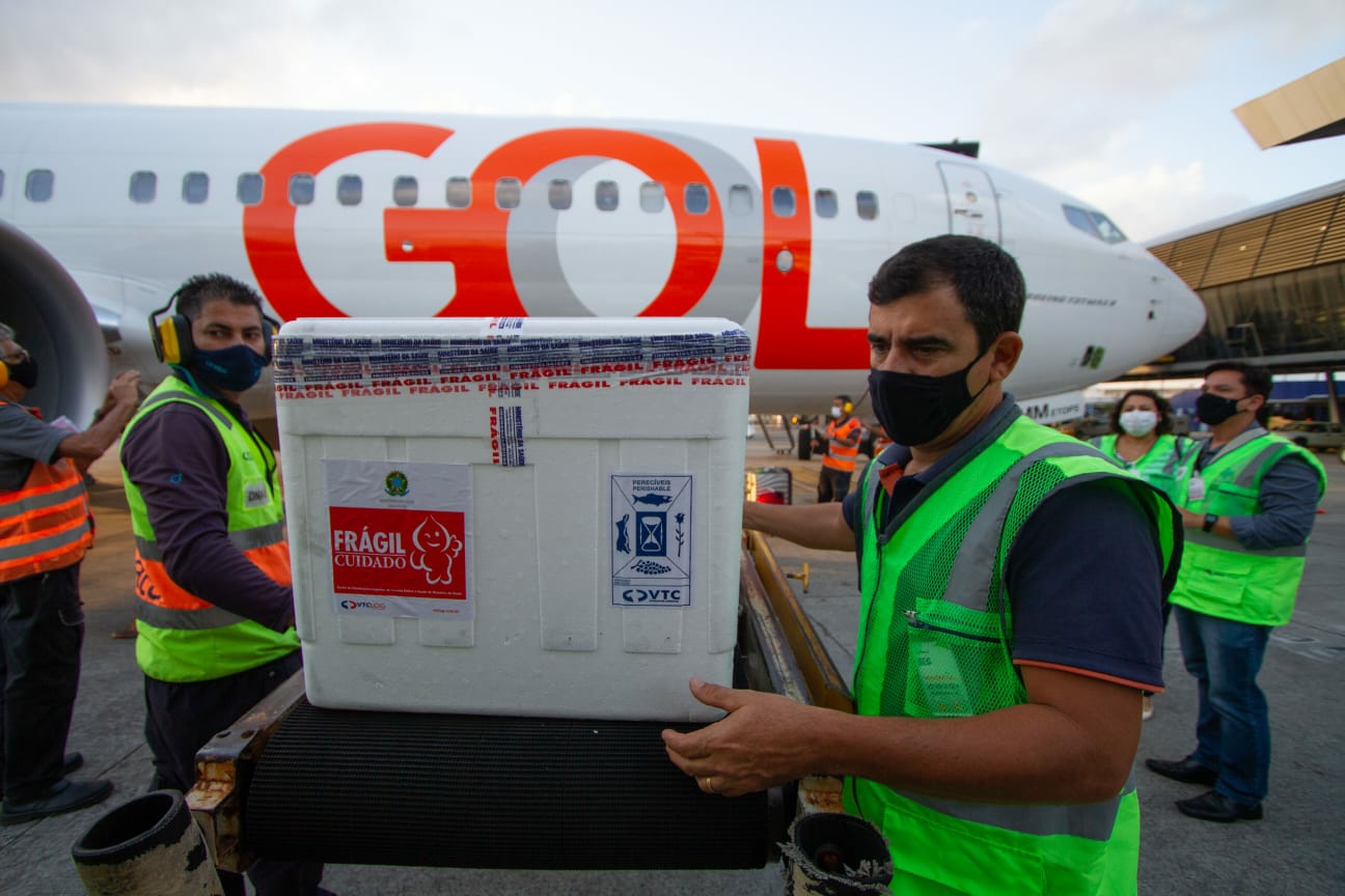 Novas doses da AstraZeneca chegam a Pernambuco