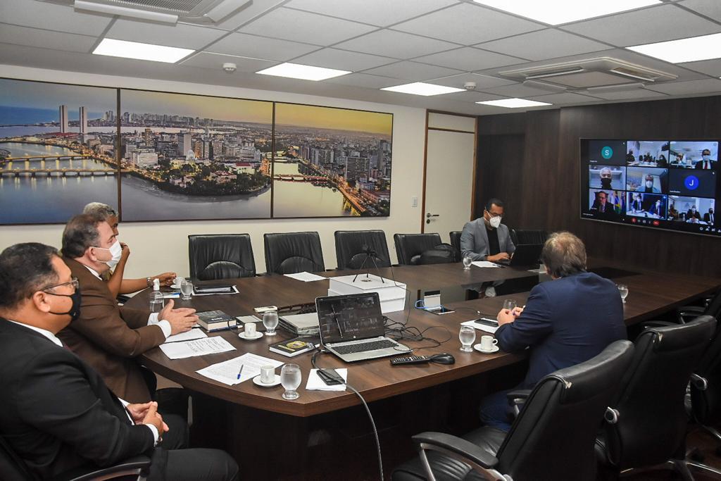 Eriberto busca soluções para veículos amontoados em delegacias