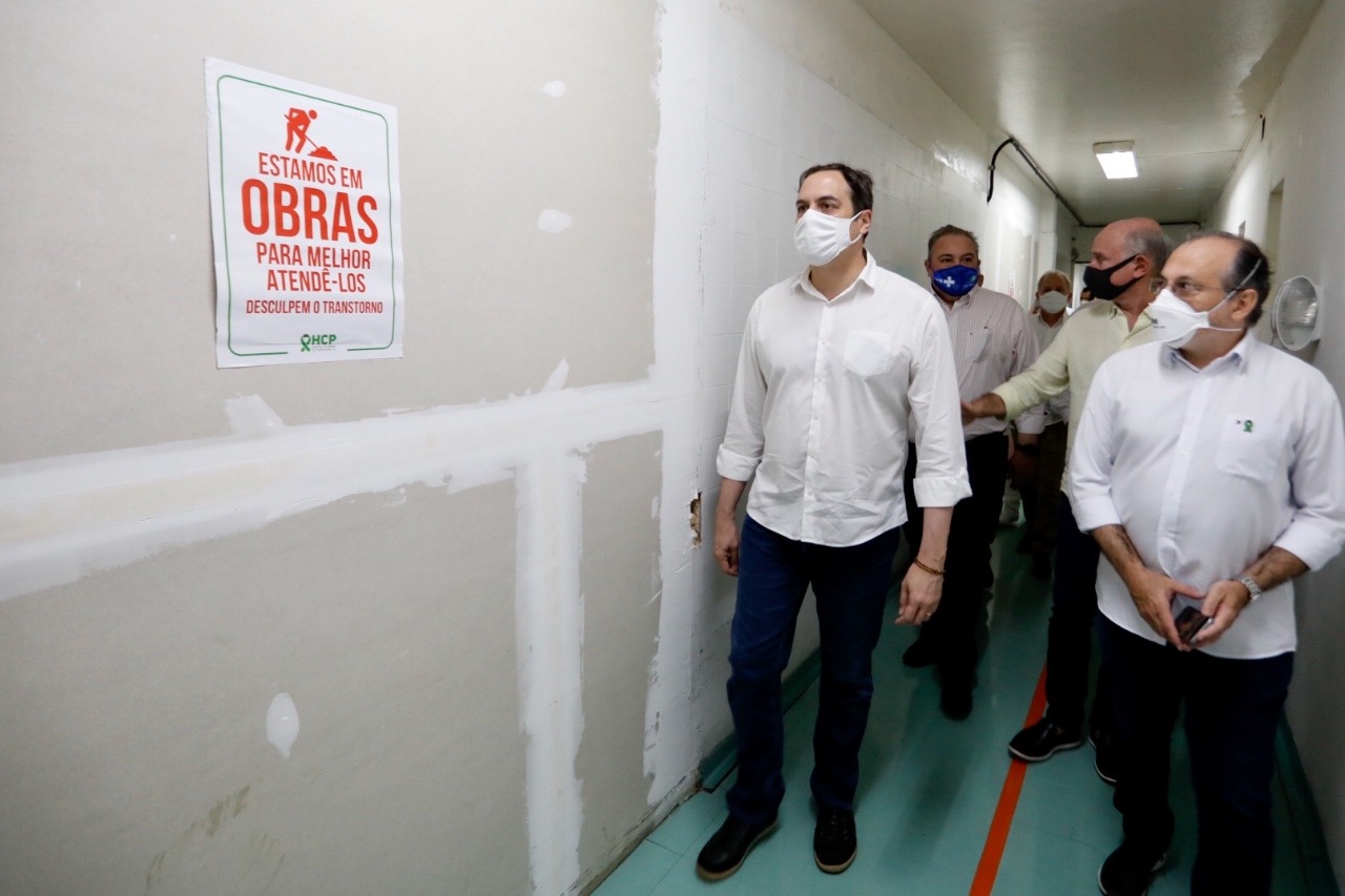 Paulo Câmara visita obras de requalificação do HCP