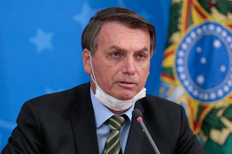 Bolsonaro pode definir desobrigação do uso de máscara nesta segunda (23)