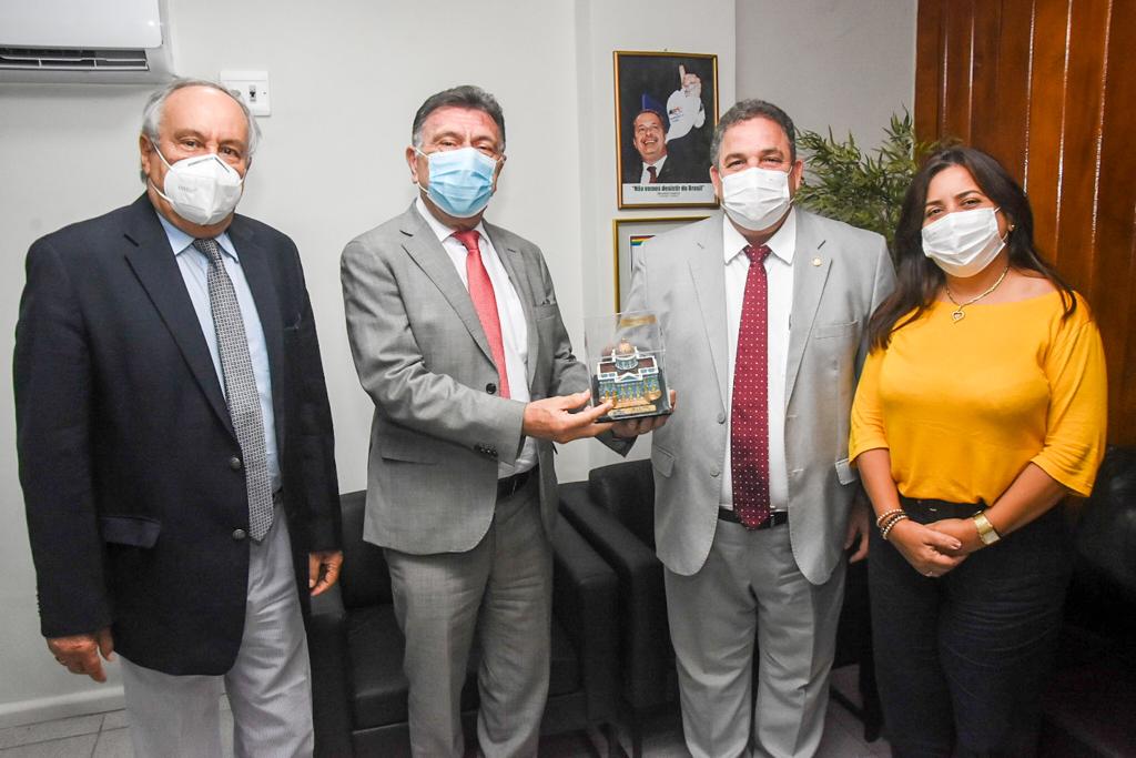 Eriberto se reúne com presidente da Amupe