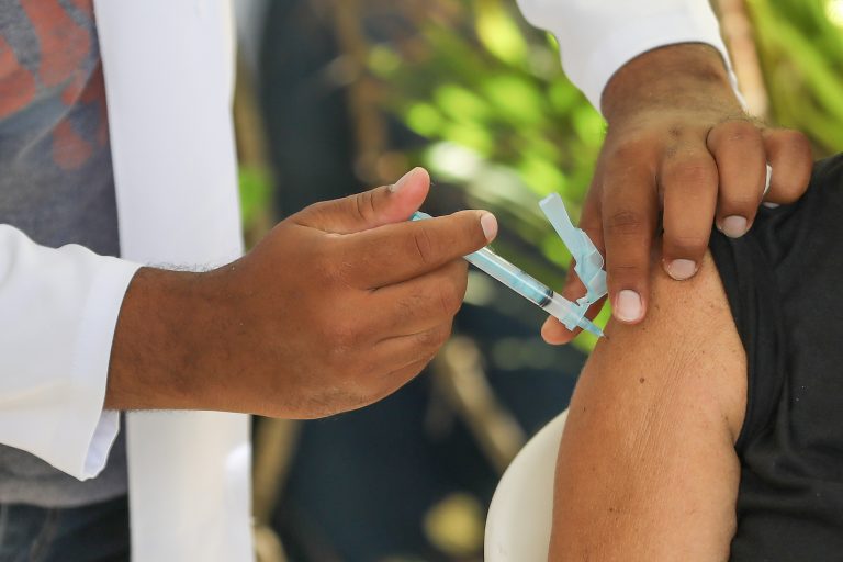 Jaboatão inicia cadastro para vacinar adolescentes a partir de 15 anos