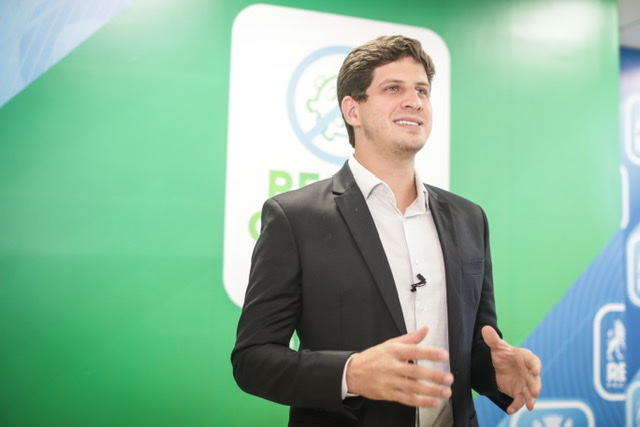 No Recife, idosos a partir de 65 anos começam a receber a 3ª dose