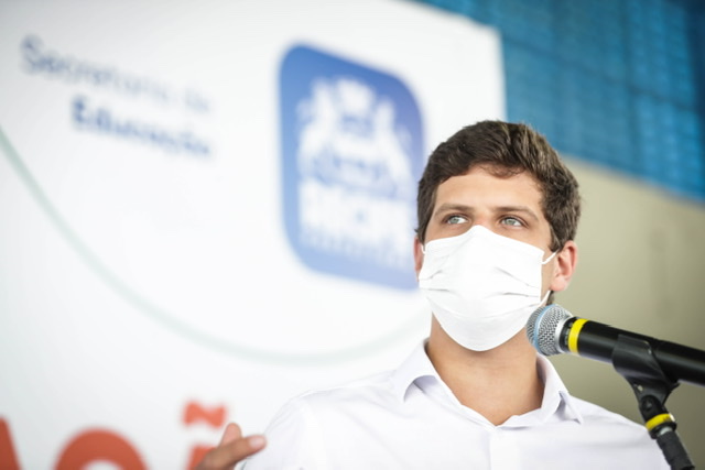 Recife amplia rede e entrega nova escola municipal