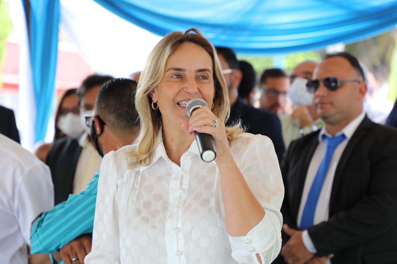 Em Catende, Alessandra Vieira participa de inauguração asfáltica