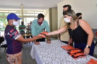 Novos coletes são entregues a carroceiros e ambulantes da Ceaca