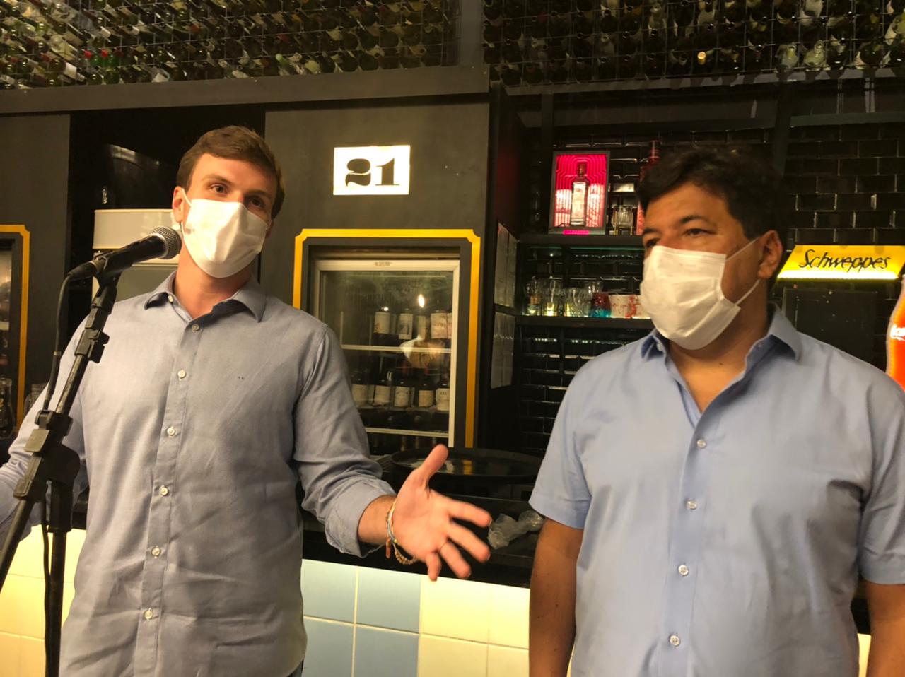 Miguel faz gesto para Priscila