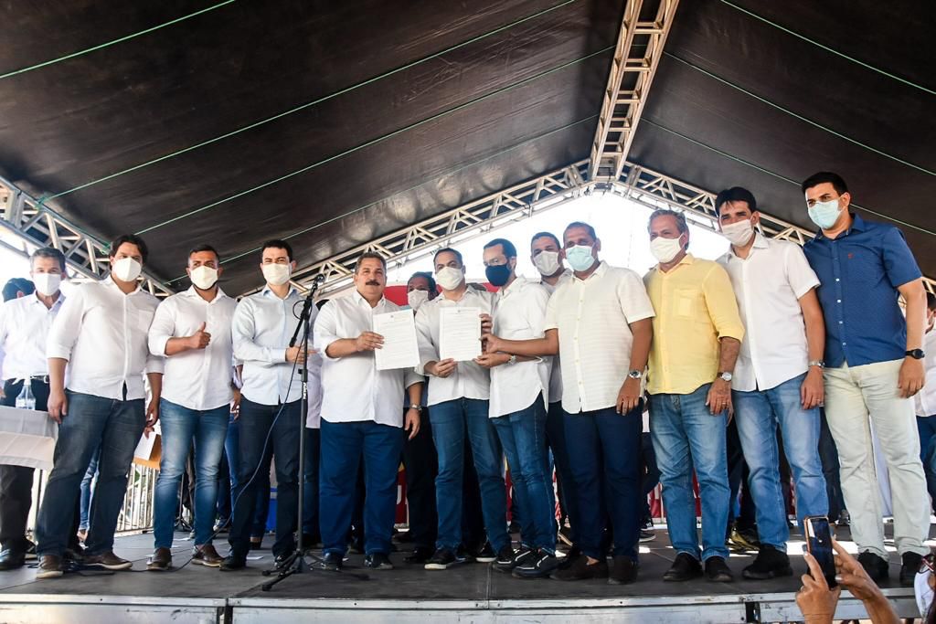 Eriberto entrega ao governador projetos da retomada econômica aprovados pela Alepe