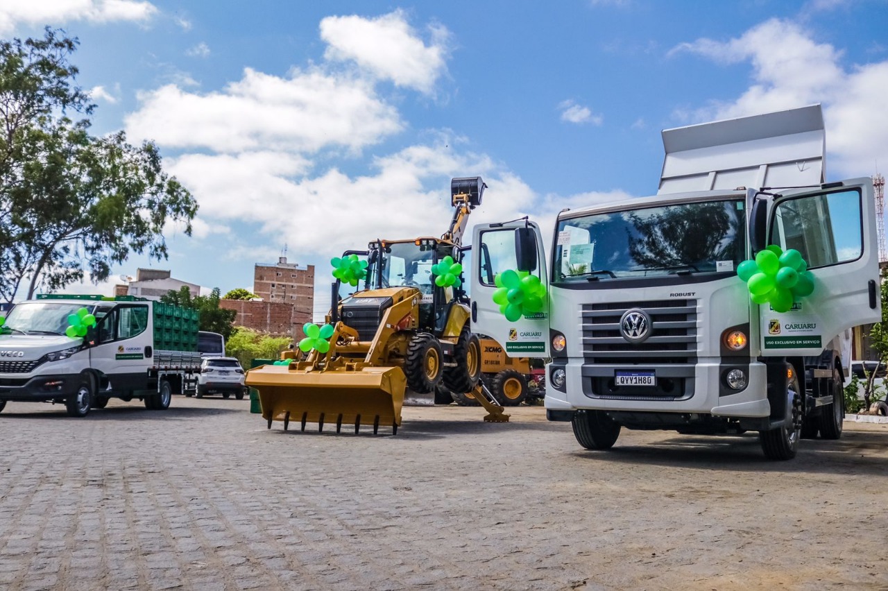 Raquel Lyra entrega máquinas para a zona rural do município