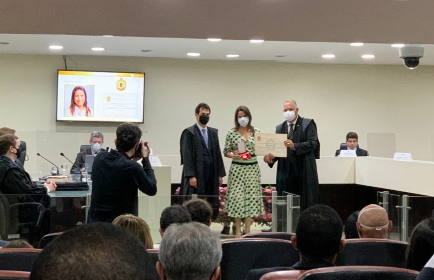 Raquel recebe principal comenda da Justiça Eleitoral de Pernambuco
