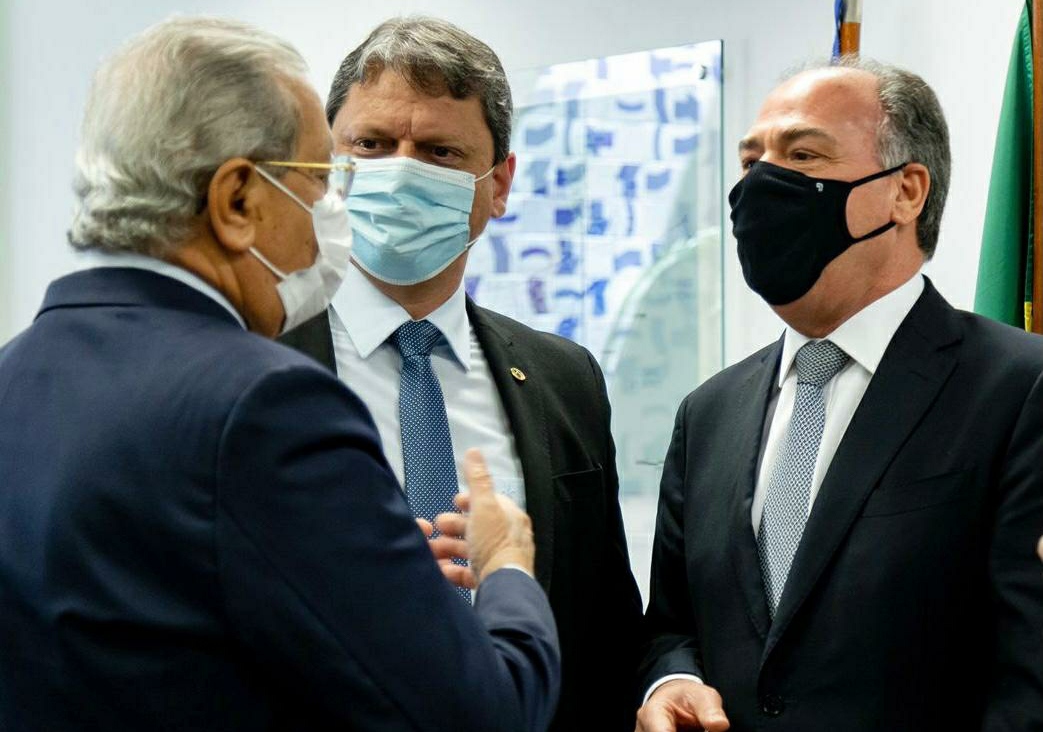 Fernando Bezerra e Tarcísio de Freitas anunciam autorização para construção do Ramal de Suape