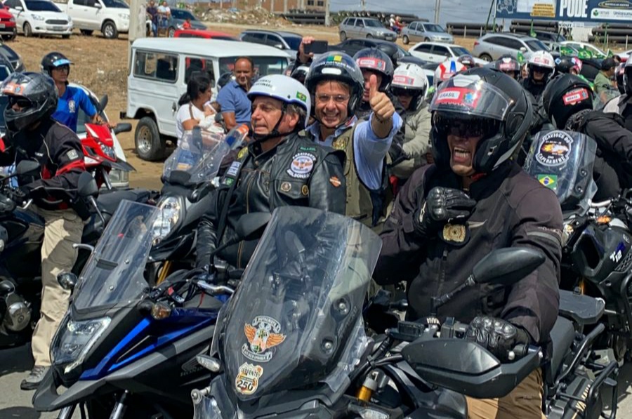 Ministro do Turismo na garupa de Bolsonaro