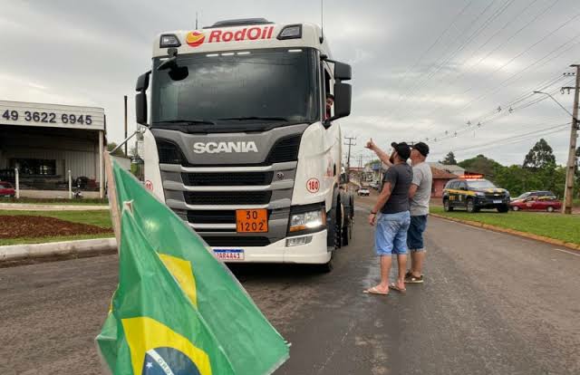 Paralisação de caminhoneiros em apoio a Bolsonaro continua em Pernambuco