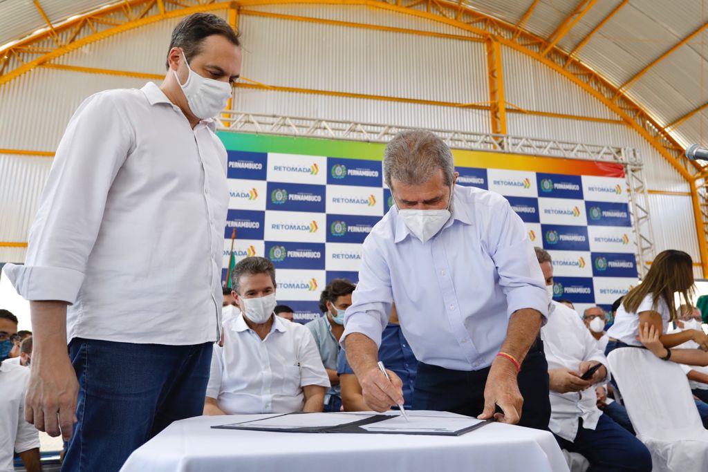 Patriota acompanha anúncios de obras e serviços no Pajeú