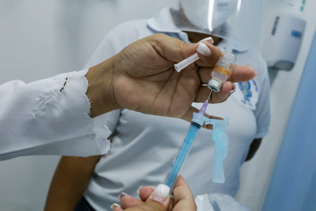 Recife tem metade da população adulta imunizada contra Covid