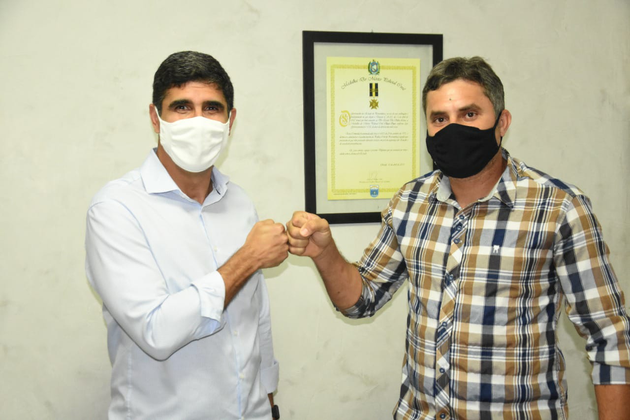 Em Bezerros, Lessa firma parceria pela causa animal