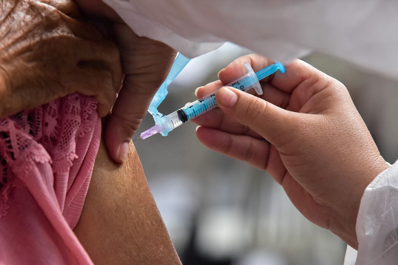 Caruaru abre pré-cadastro da 3ª dose para idosos com 60 anos