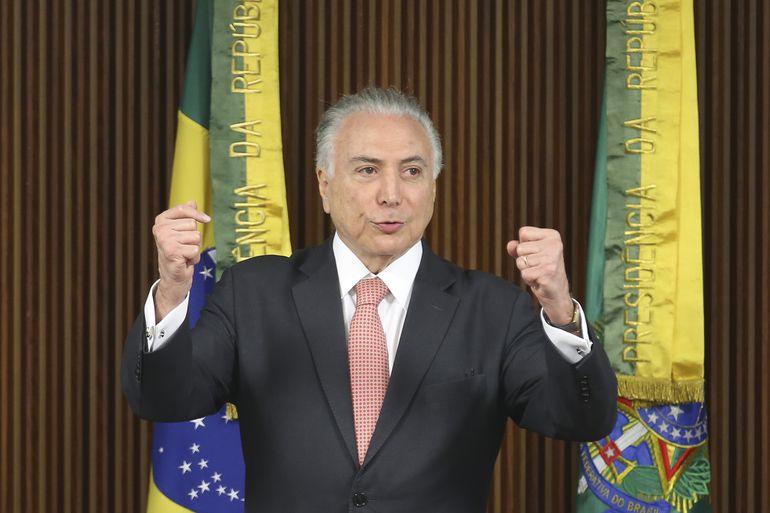 Temer é convocado para ajudar a resolver impasse com caminhoneiros