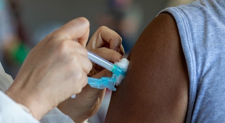 Governo estuda vacinação obrigatória de servidores em Pernambuco