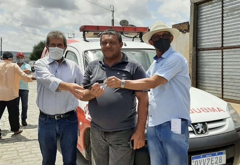 Gonzaga Patriota realiza entrega de tratores e ambulância