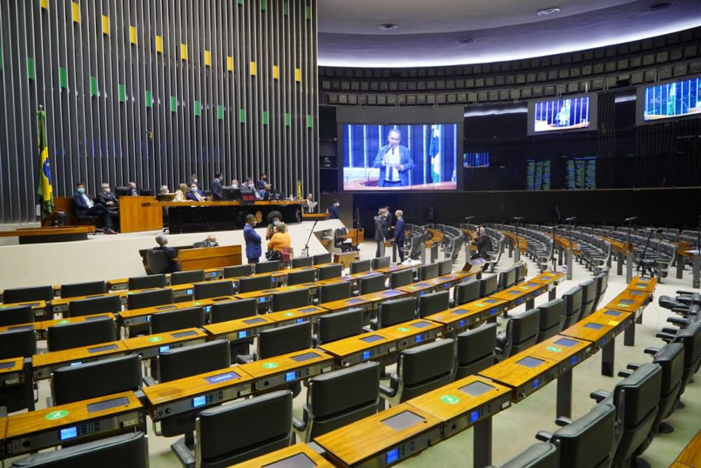 Câmara aprova fixação do ICMS para reduzir preço dos combustíveis