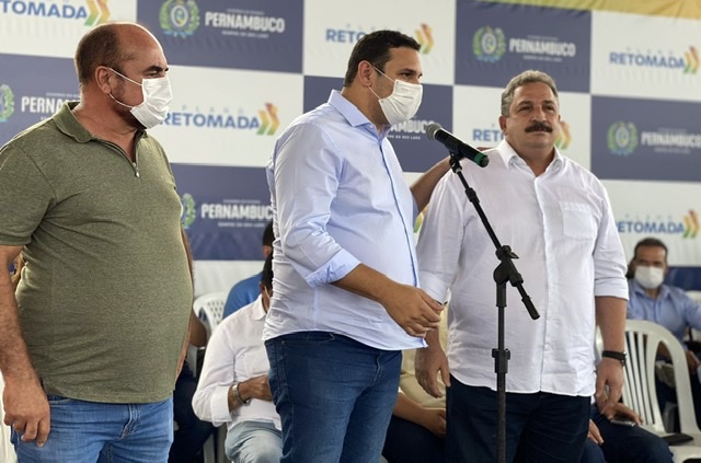 No Sertão, Eriberto homenageia vereadores pernambucanos