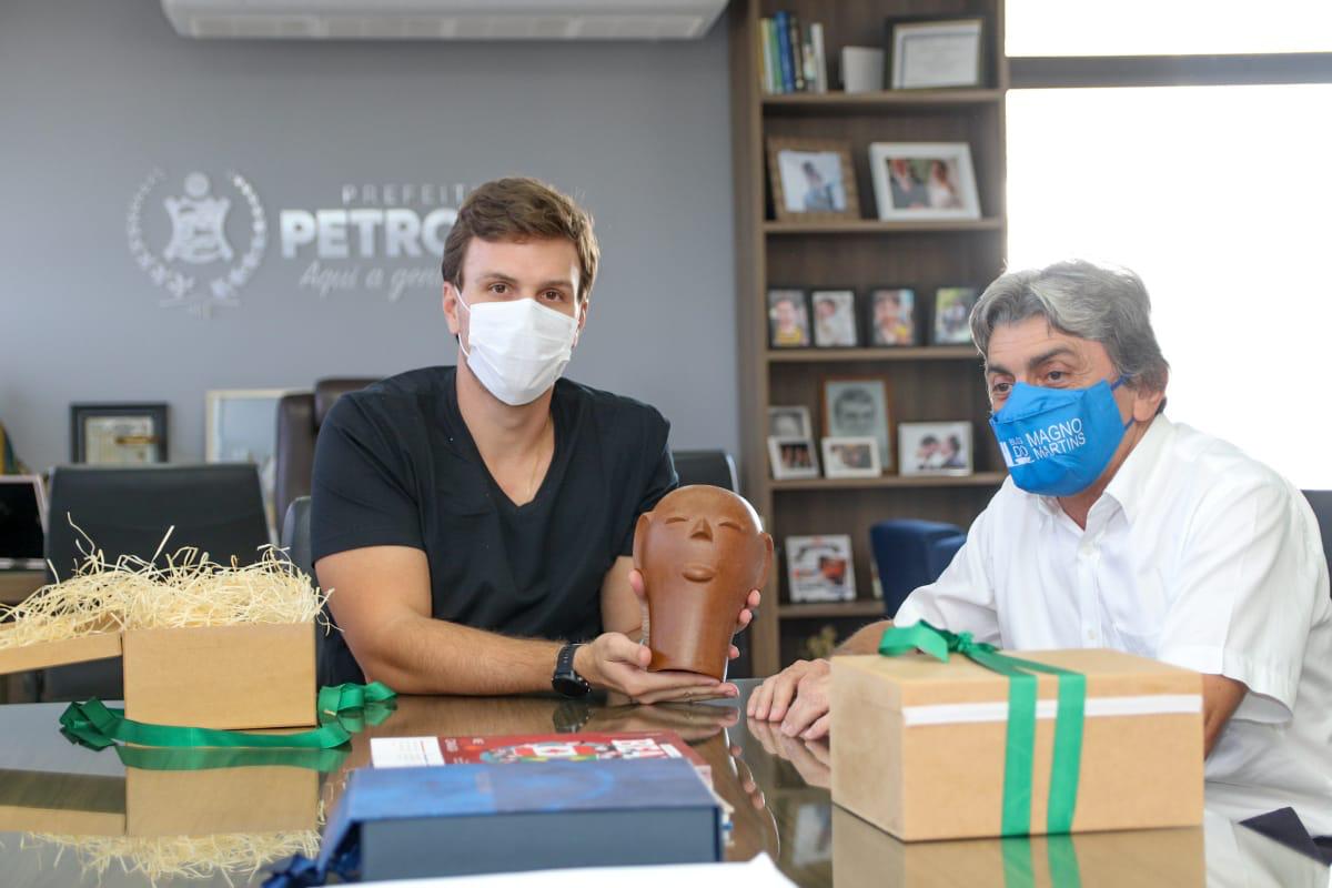 Miguel Coelho recebe visita de prefeitos do Agreste