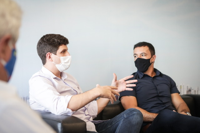 João Campos apresenta ações do Recife ao prefeito de Osasco