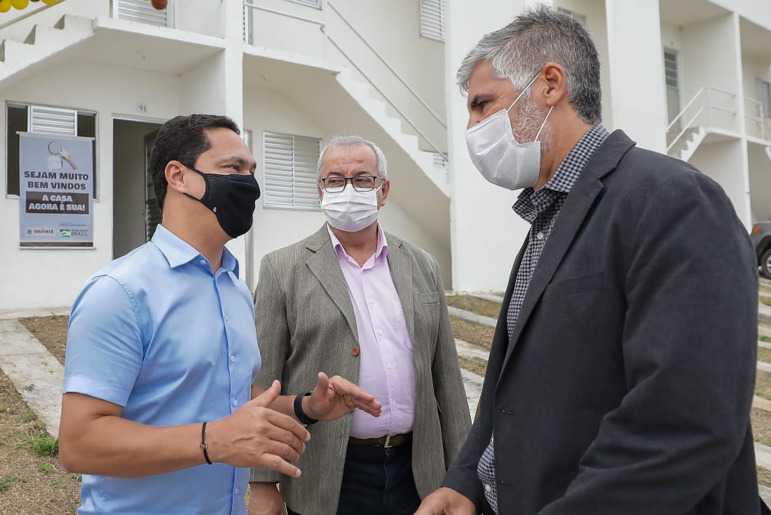 André Ferreira participa de entrega de 194 casas em Gravatá