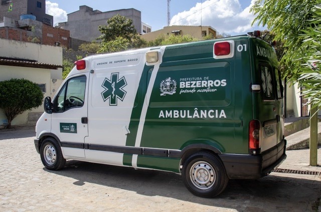 Prefeitura de Bezerros restaura ambulância sucateada