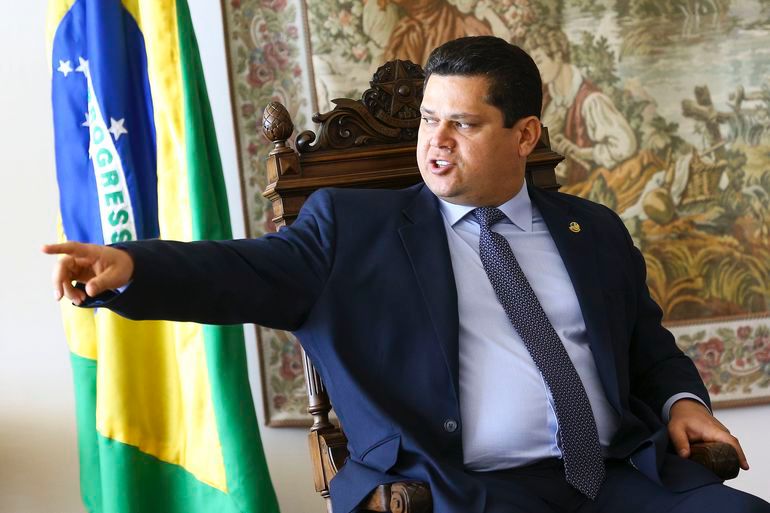 STF pede abertura de inquérito contra Alcolumbre