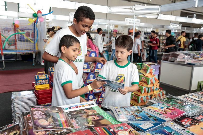 Caruaru terá ampliação do Bônus Livro para professores e alunos da rede municipal