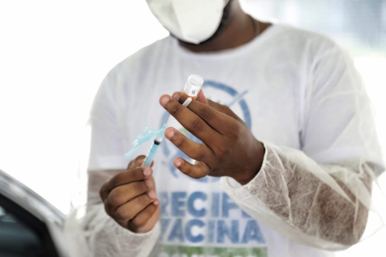 Recife ultrapassa marca de 1 milhão de pessoas imunizadas