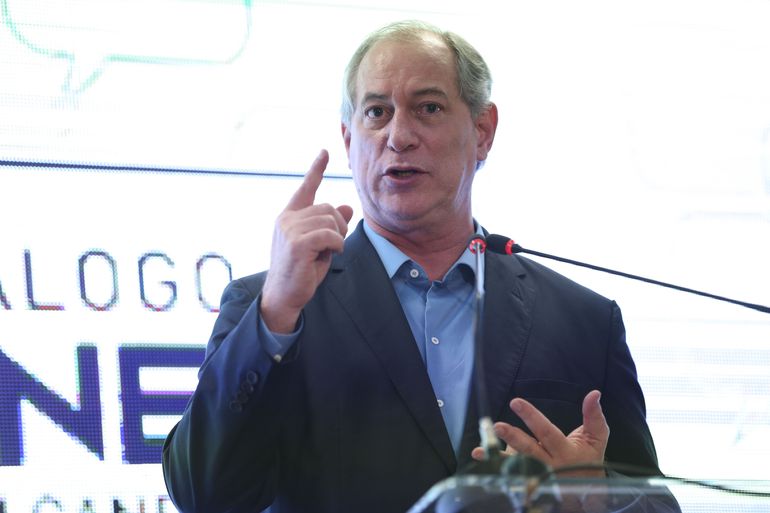 Ciro rebate Dilma e chama petista de incompetente