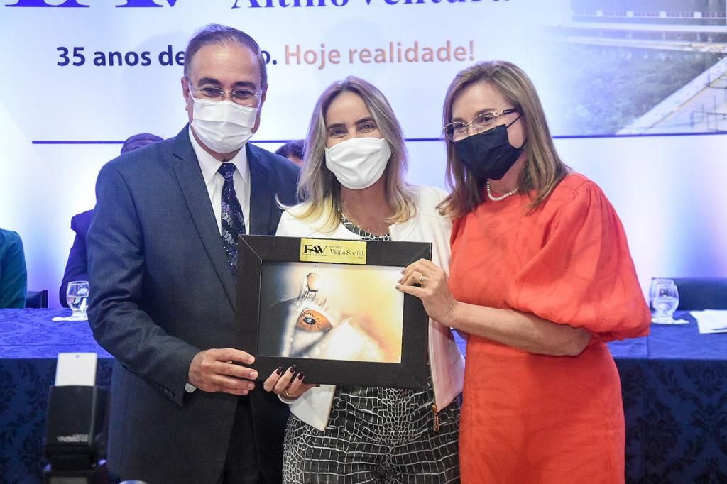 Alessandra Vieira recebe prêmio da Fundação Altino Ventura