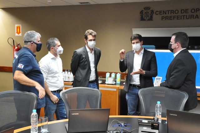 No Rio, João Campos propõe comitê para discutir Carnaval