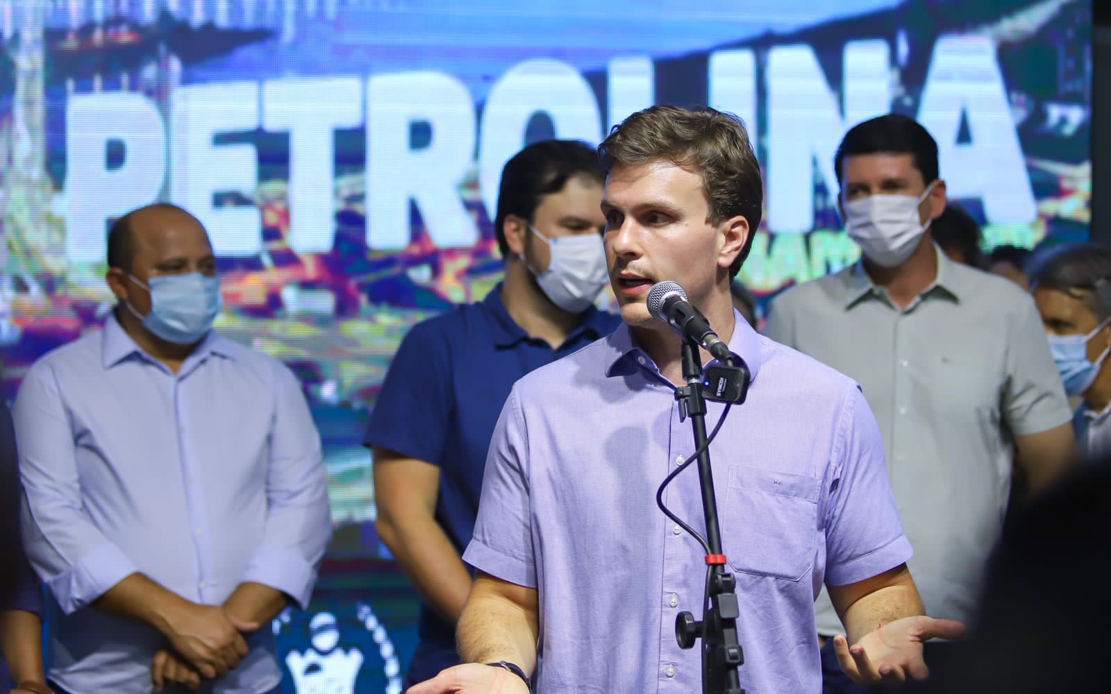 Miguel Coelho antecipa 13º de servidores de Petrolina